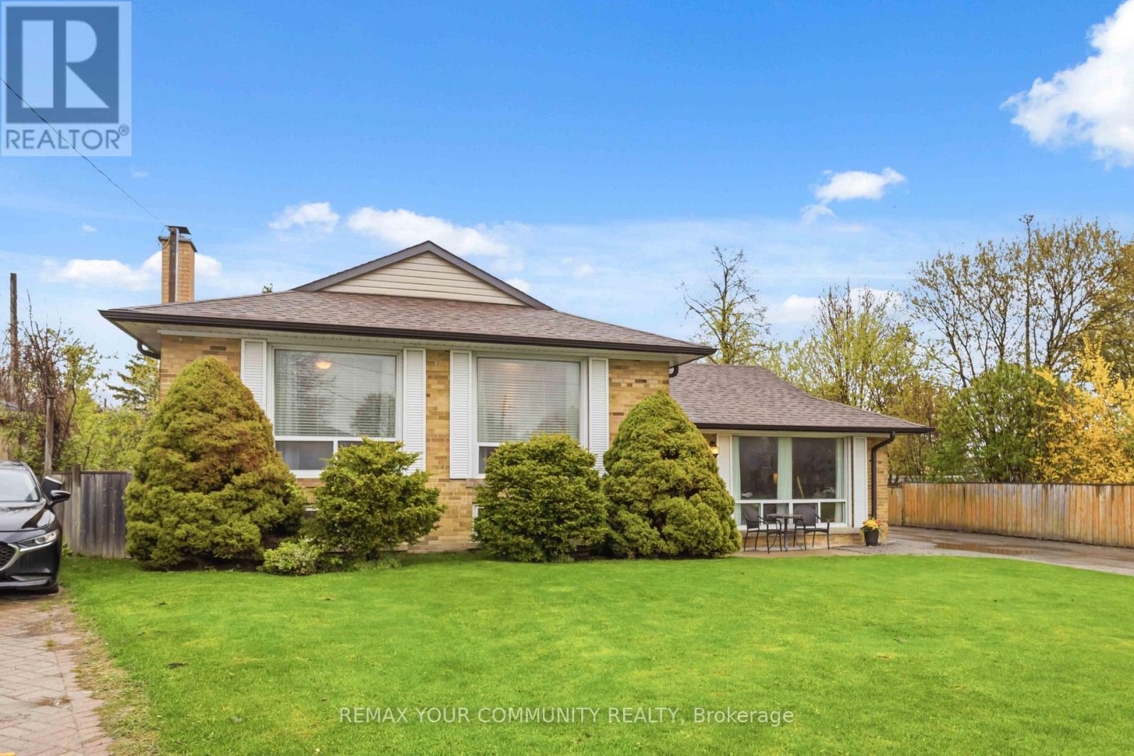 24 Mendip Crescent, Toronto, Ontario  M1P 1Y4 - Photo 3 - E13097152