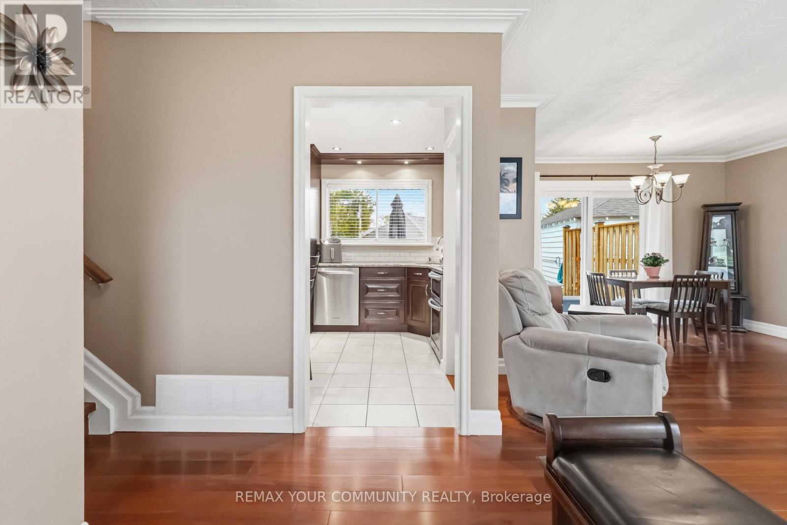 24 Mendip Crescent, Toronto, Ontario  M1P 1Y4 - Photo 7 - E13097152