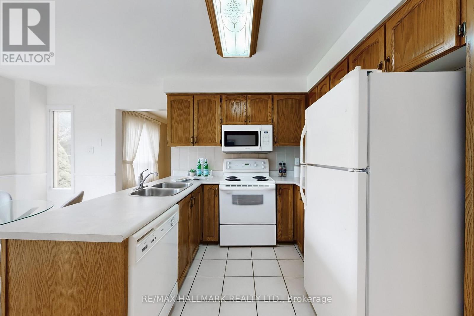 69 Dunbarton Court, Richmond Hill, Ontario  L4C 8E9 - Photo 16 - N13097108