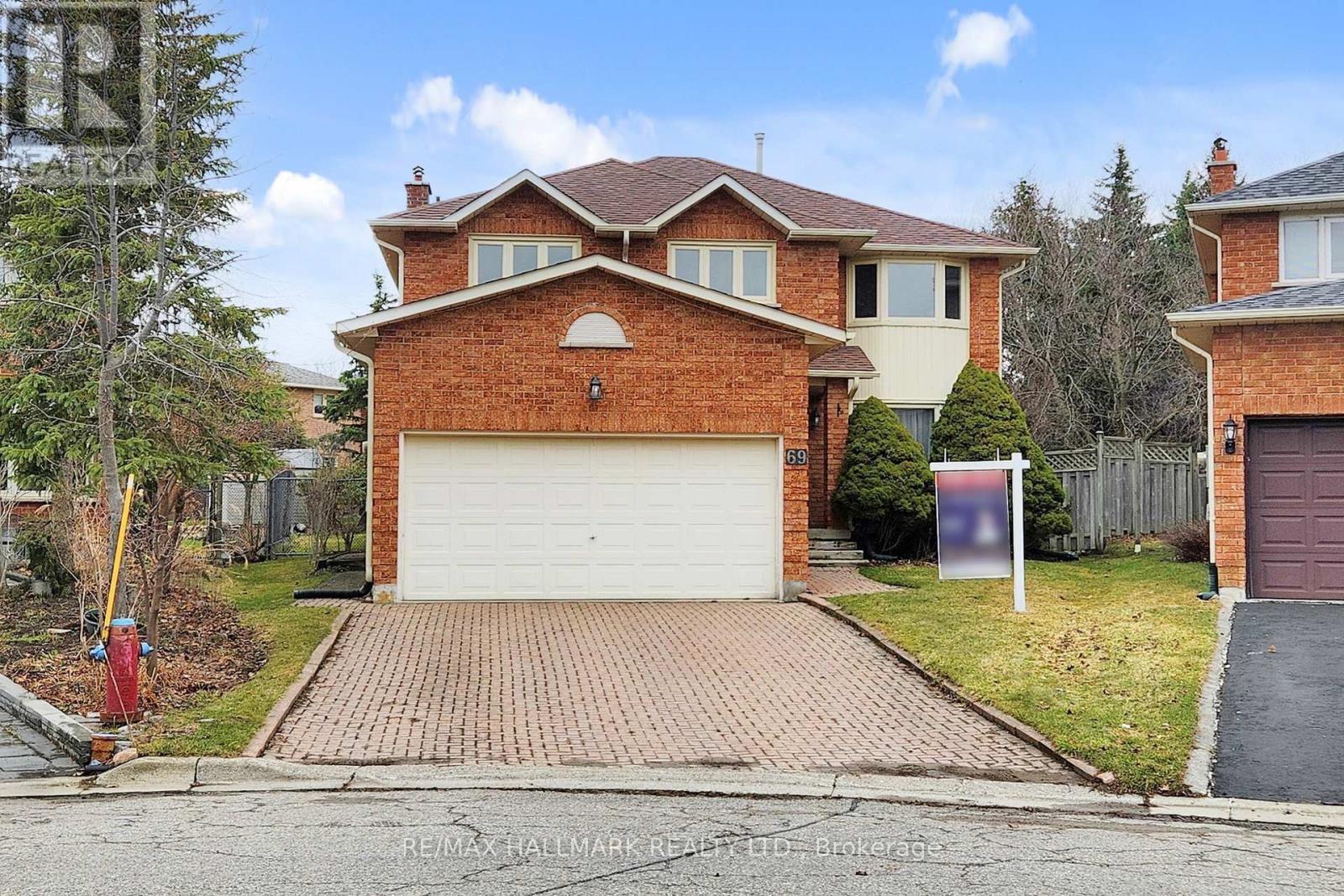69 Dunbarton Court, Richmond Hill, Ontario  L4C 8E9 - Photo 2 - N13097108
