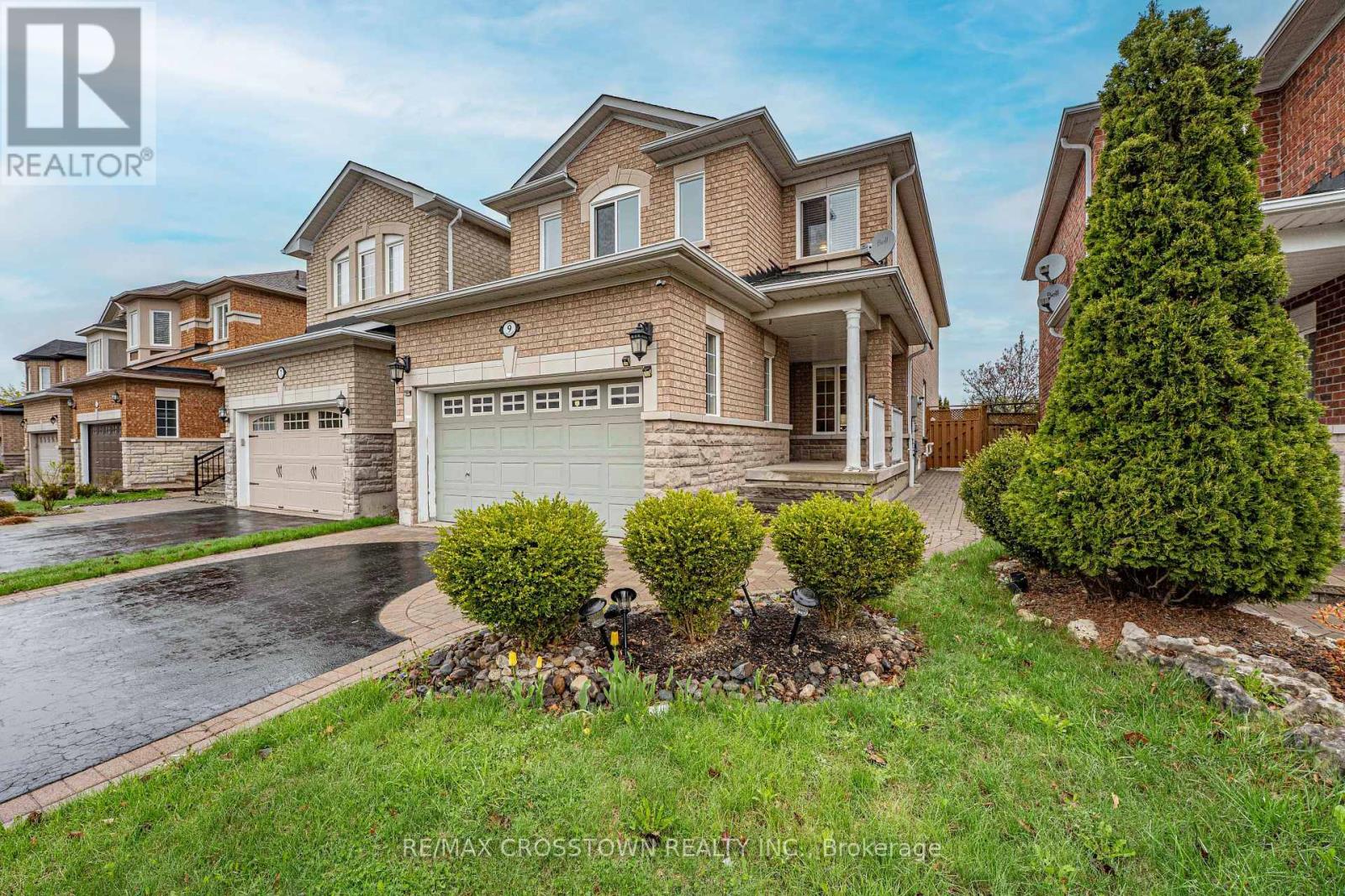 9 Coral Crescent, Richmond Hill, Ontario  L4E 4B6 - Photo 2 - N13097280