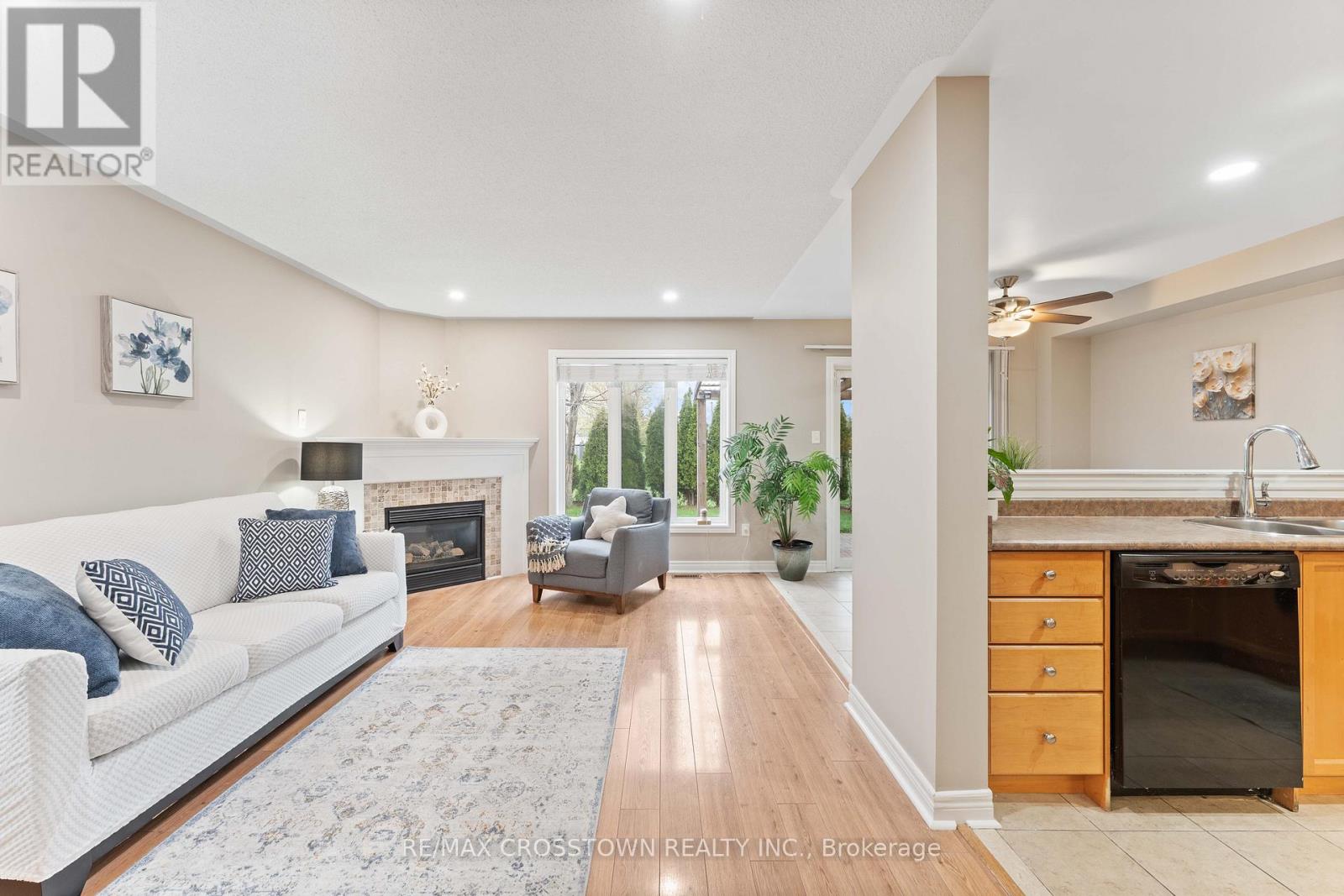 9 Coral Crescent, Richmond Hill, Ontario  L4E 4B6 - Photo 6 - N13097280