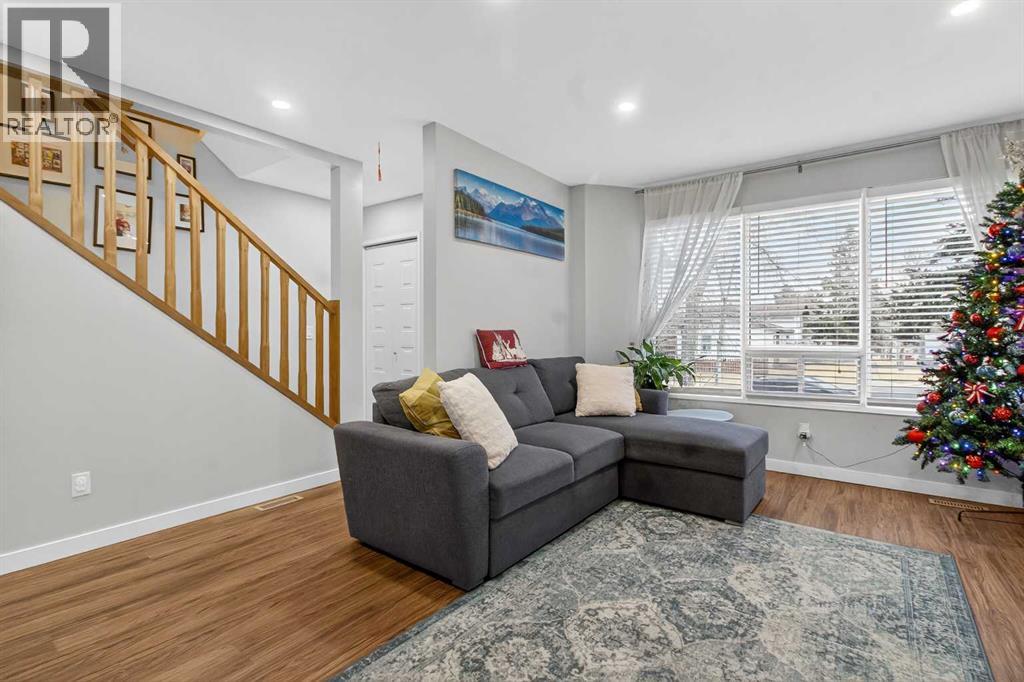 1451 Berkley Drive NW, Calgary, Alberta  T3K 1T6 - Photo 4 - A2273015
