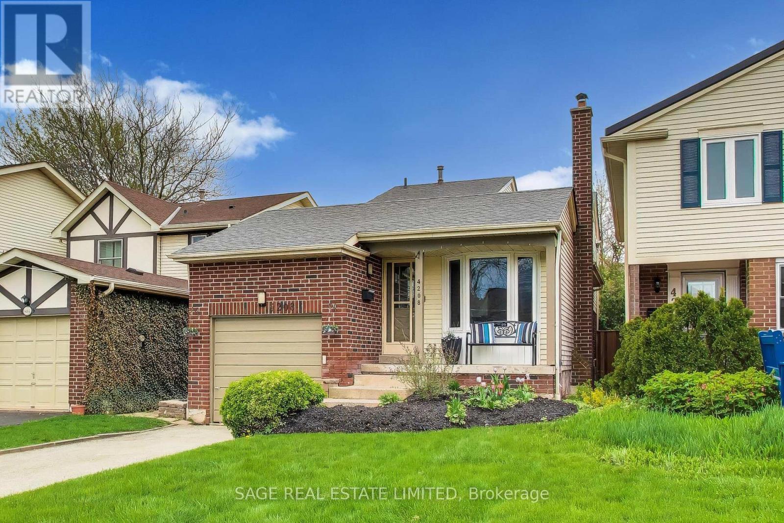 4208 Stonemason Crescent, Mississauga, Ontario  L5L 2Z7 - Photo 2 - W13096912