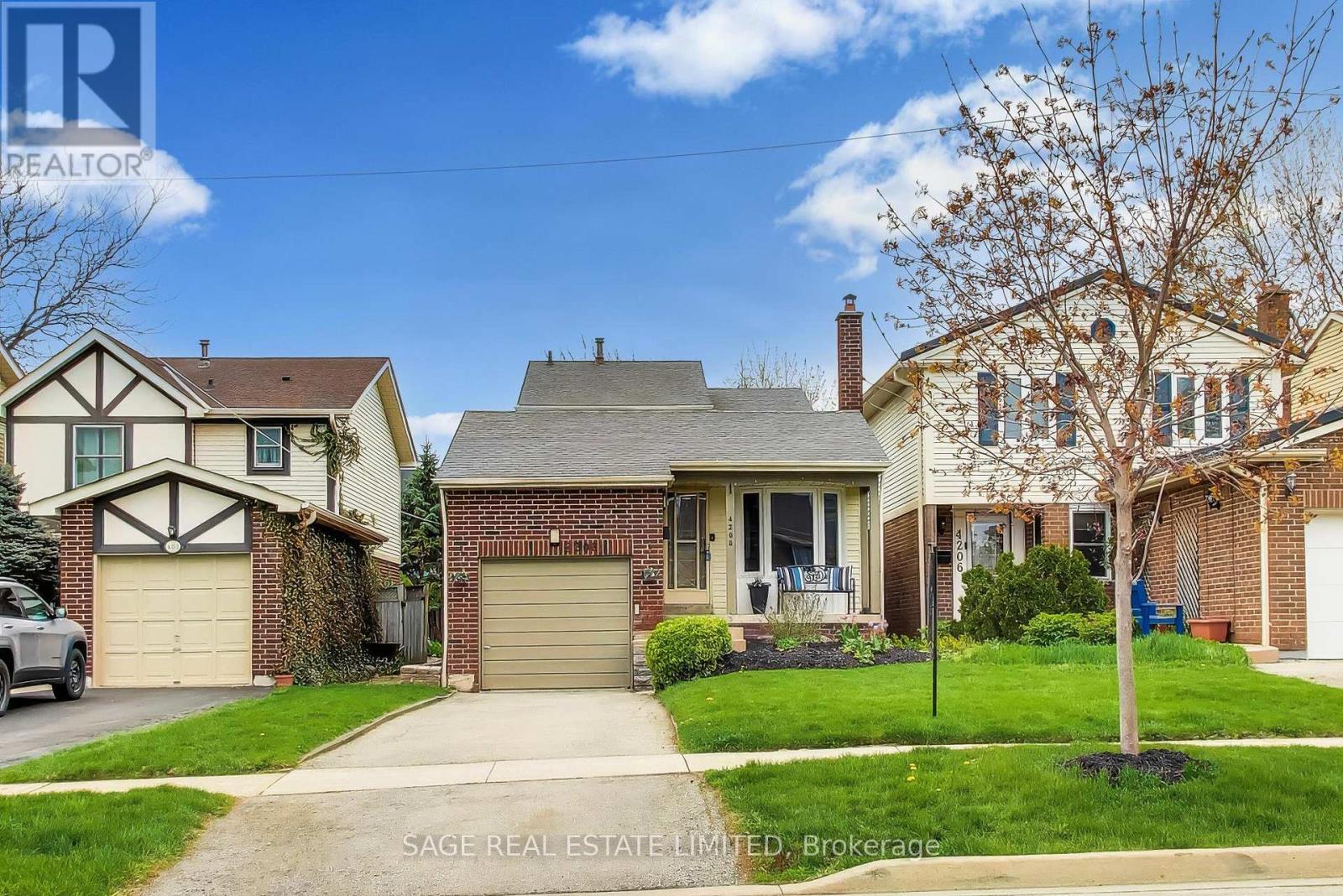 4208 Stonemason Crescent, Mississauga, Ontario  L5L 2Z7 - Photo 4 - W13096912