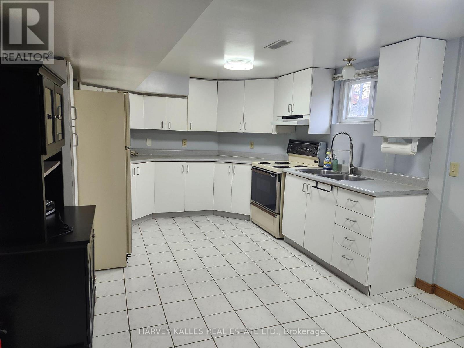 Lower - 9 Scarlett Drive, Brampton, Ontario  L6Y 3R9 - Photo 2 - W13096976