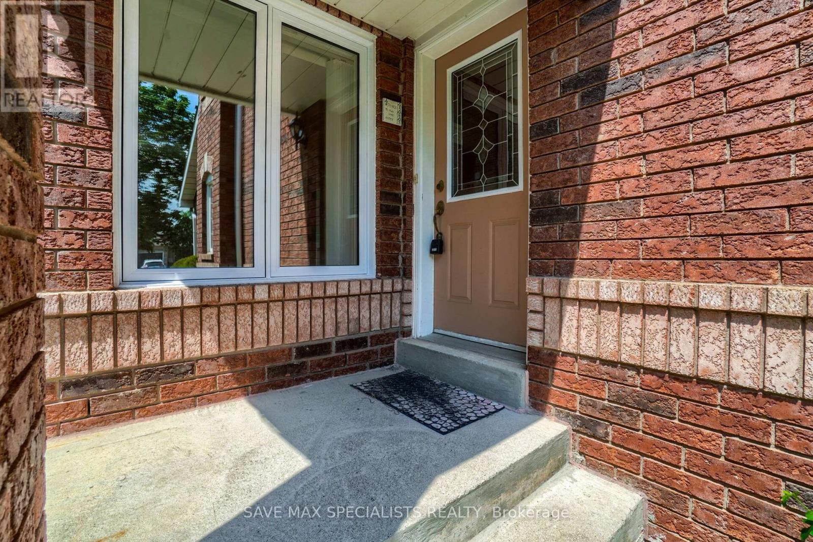 1401 Inuit Trail, Mississauga, Ontario  L5N 7R8 - Photo 4 - W13096990