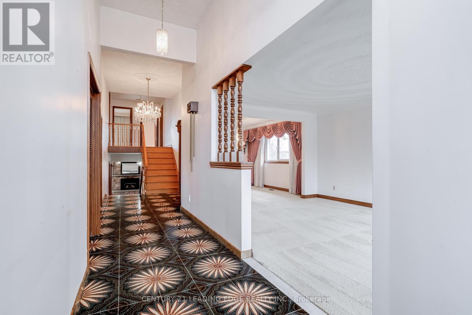 704 Hillman Crescent, Mississauga, Ontario  L4Y 2J2 - Photo 2 - W13097170