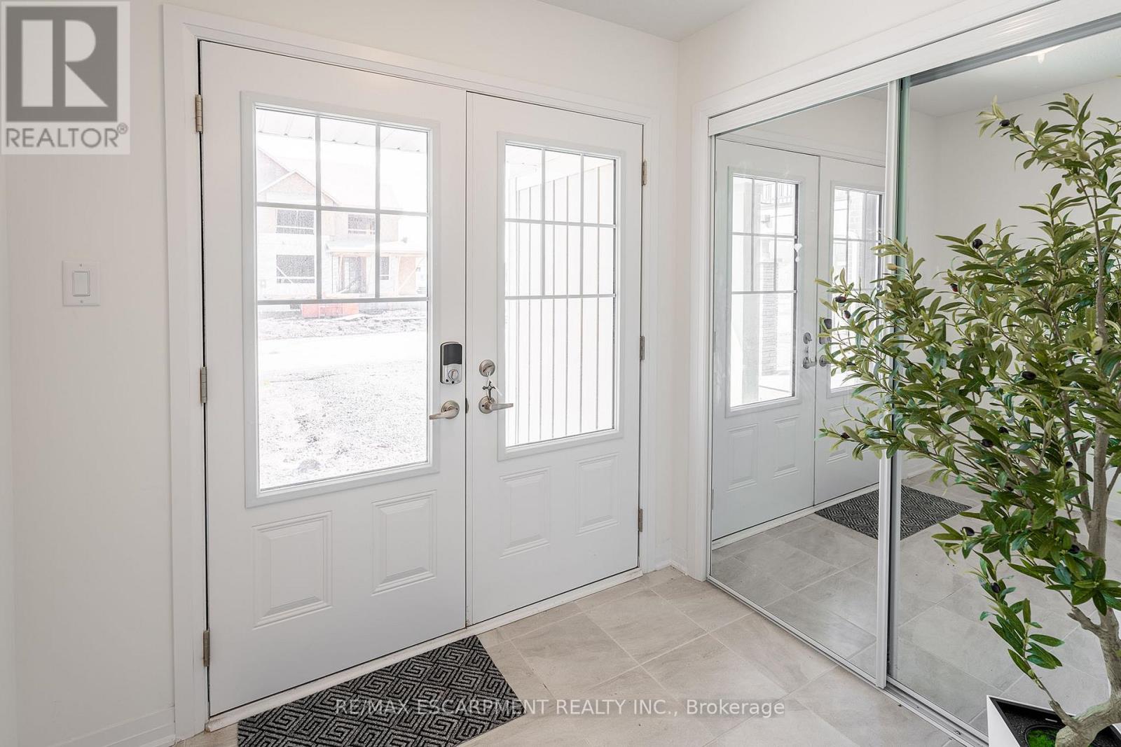 26 Feather Road, Welland, Ontario  L3B 0P3 - Photo 3 - X13097144