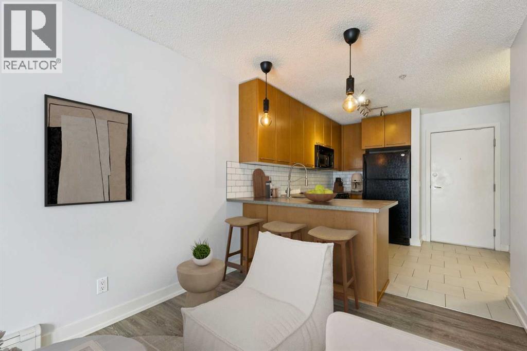 205, 35 Richard Court SW, Calgary, Alberta  T3E 7N9 - Photo 5 - A2291360