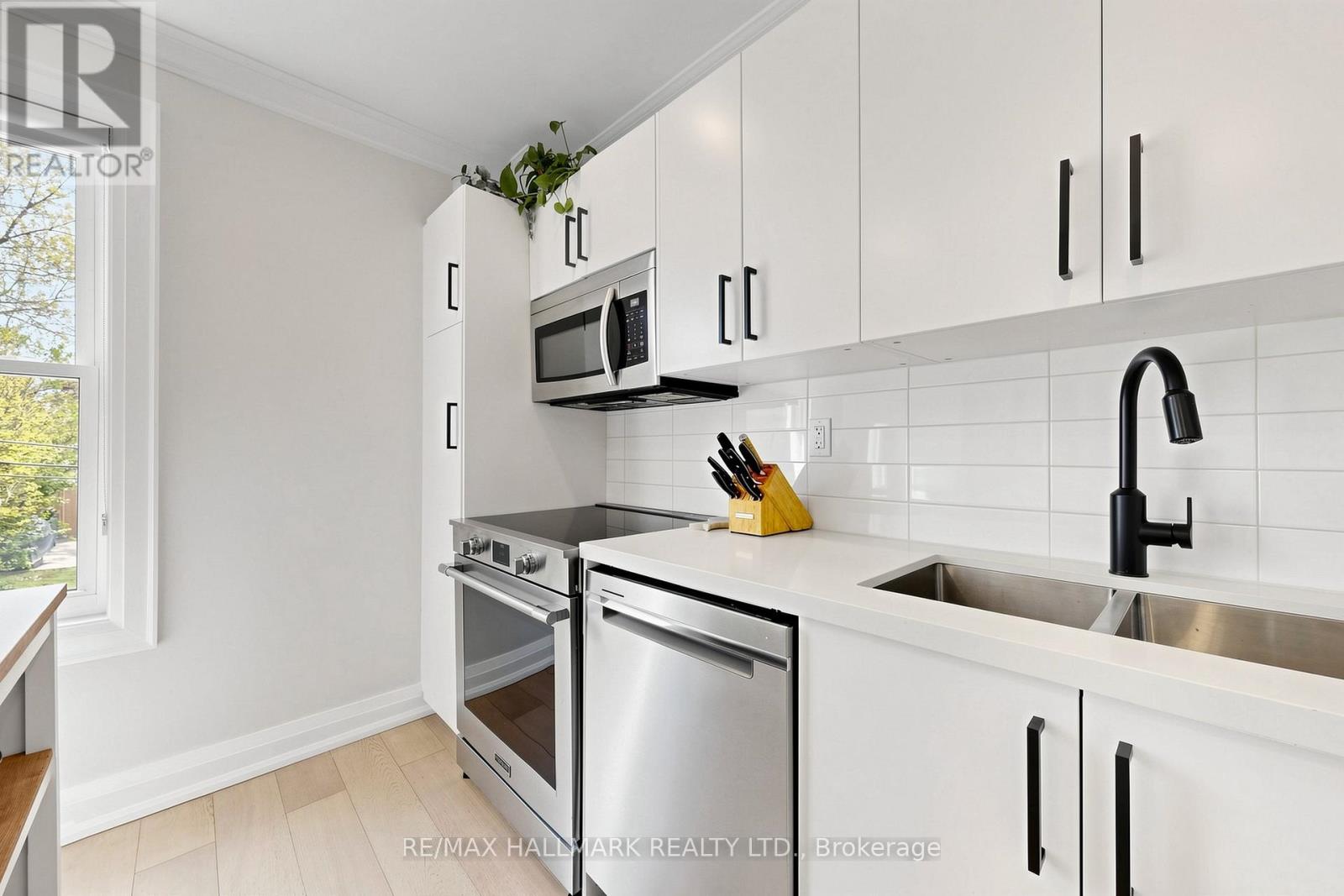 301 Wolverleigh Boulevard, Toronto, Ontario  M4C 1S5 - Photo 18 - E13087734
