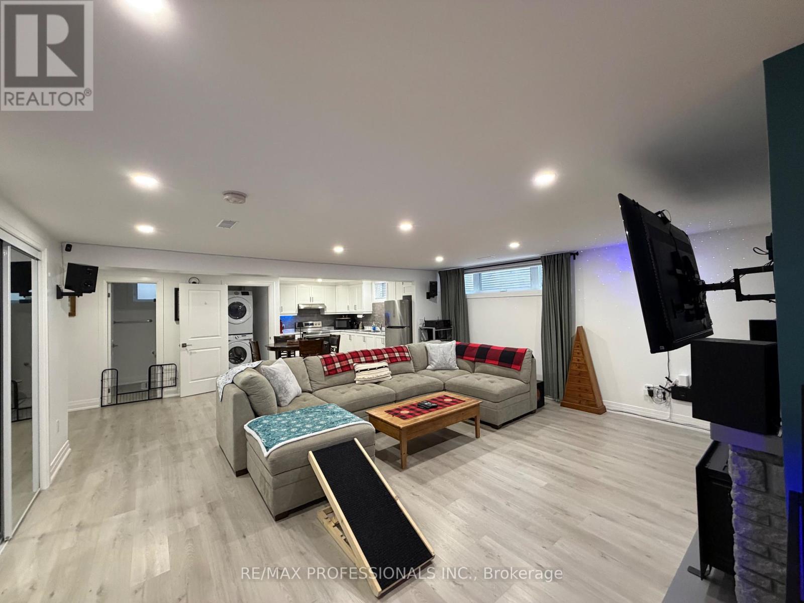 19 Greencoat Road, Toronto, Ontario  M9B 4V1 - Photo 3 - W13097404