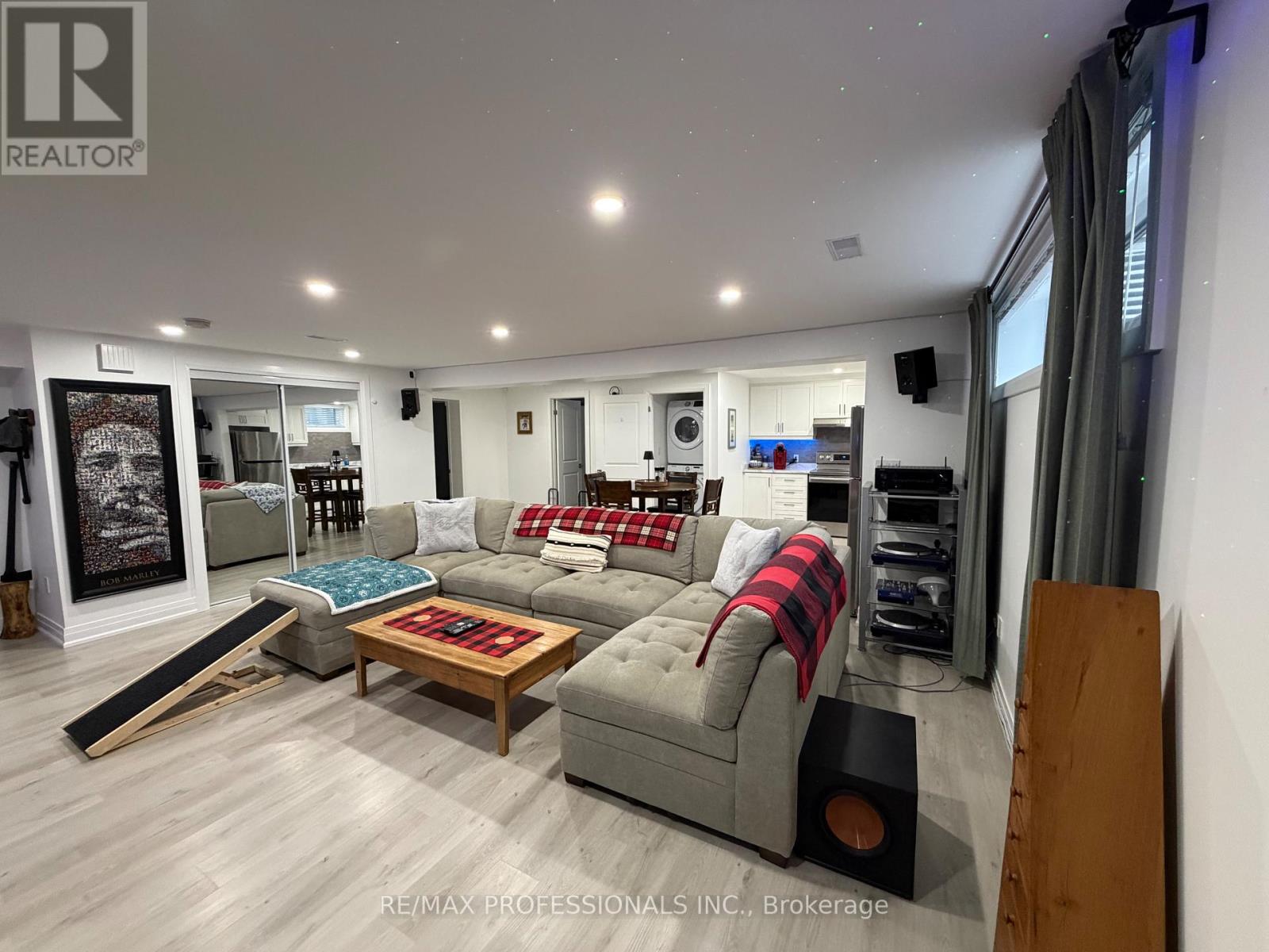 19 Greencoat Road, Toronto, Ontario  M9B 4V1 - Photo 4 - W13097404