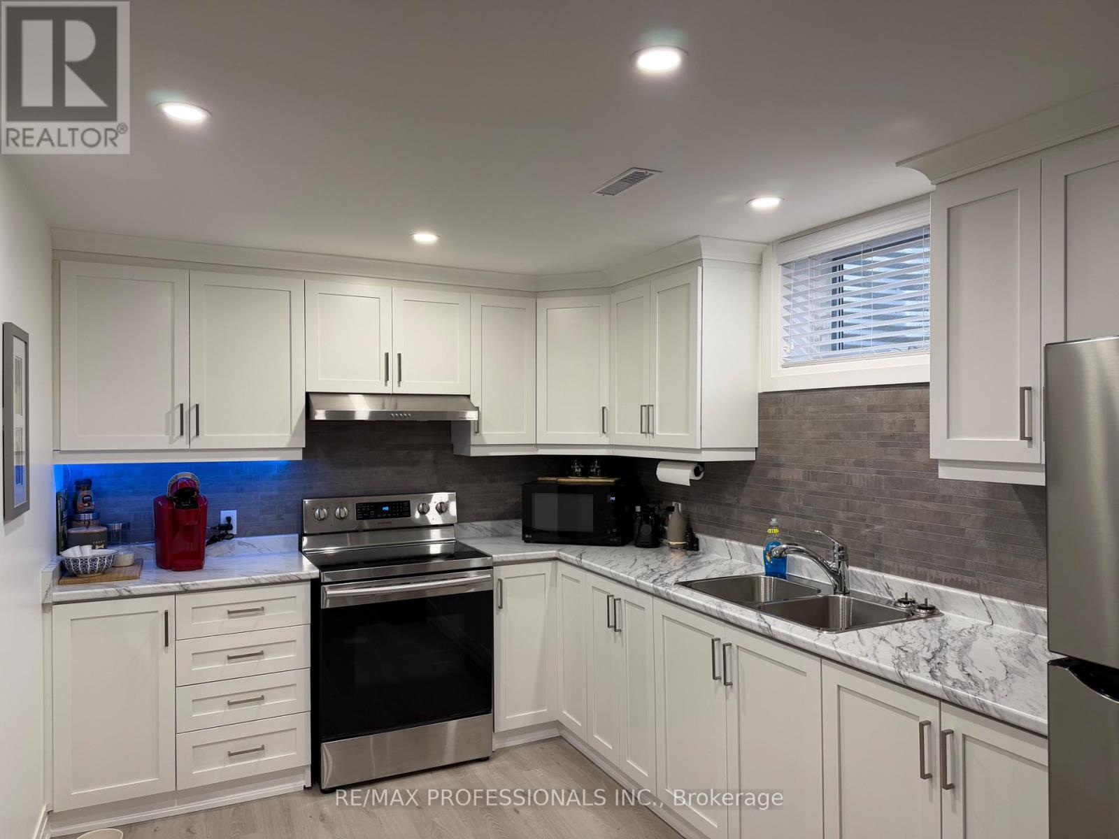 19 Greencoat Road, Toronto, Ontario  M9B 4V1 - Photo 5 - W13097404