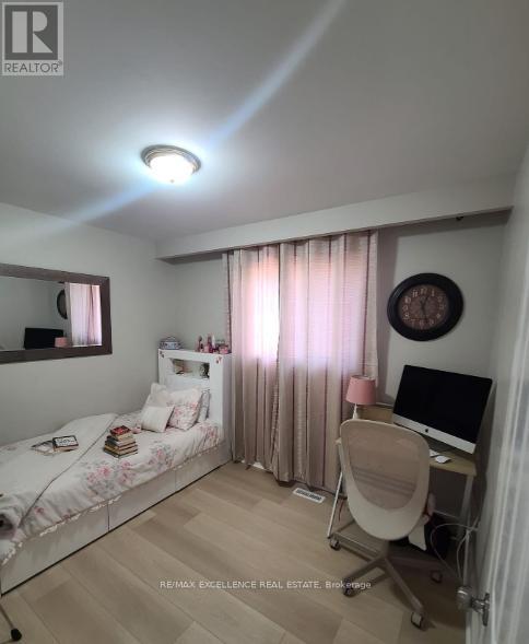 Upper - 156 Voltarie Crescent, Mississauga, Ontario  L5A 2A4 - Photo 8 - W13097430