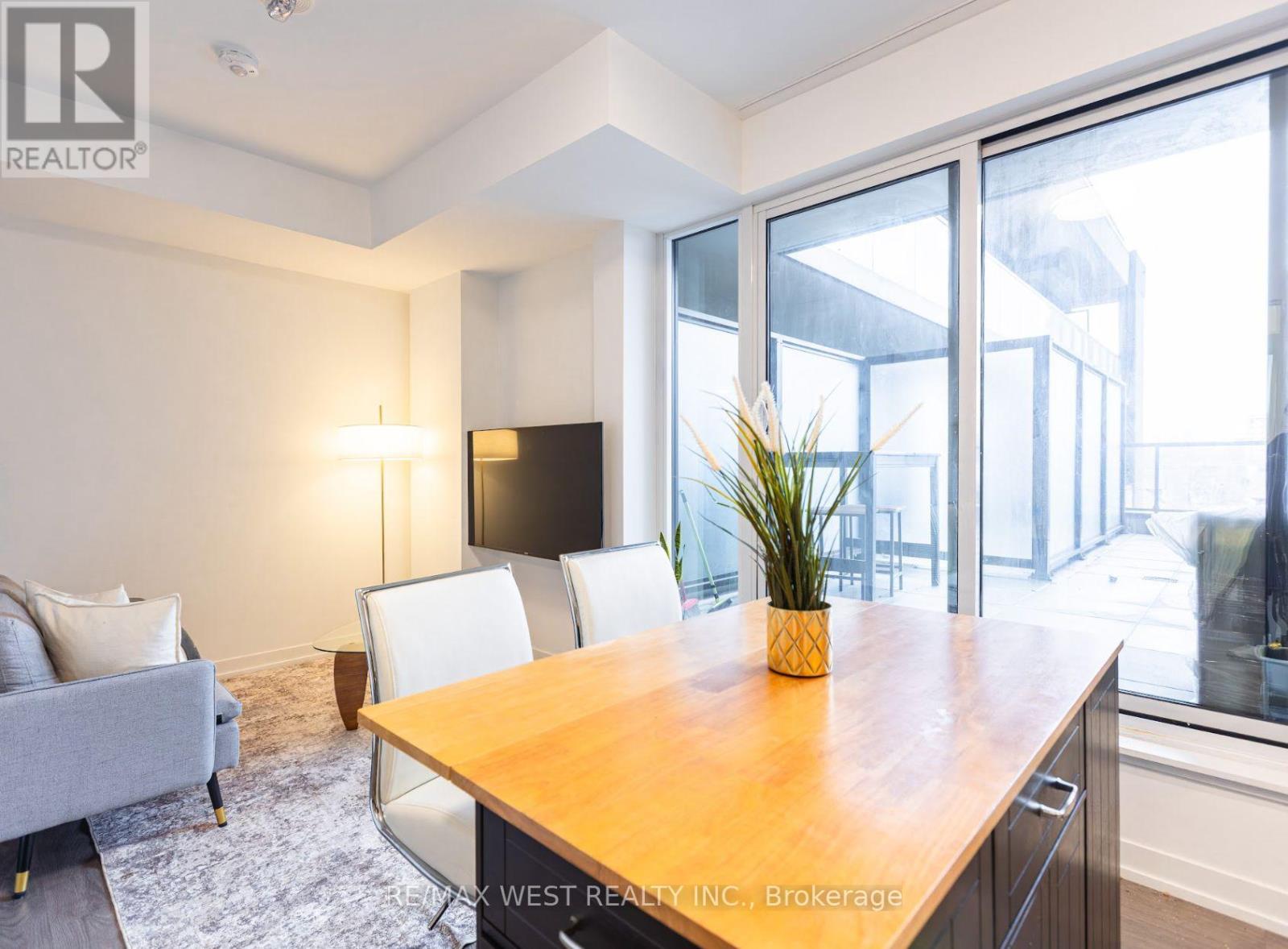 313 - 270 Dufferin Street, Toronto, Ontario  M6K 0H8 - Photo 2 - W13097434