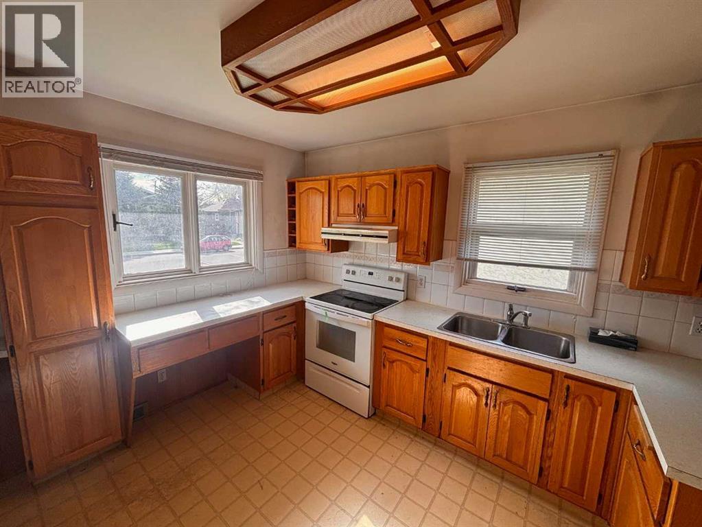 1238 8 Street N, Lethbridge, Alberta  T1H 1Z4 - Photo 3 - A2309017