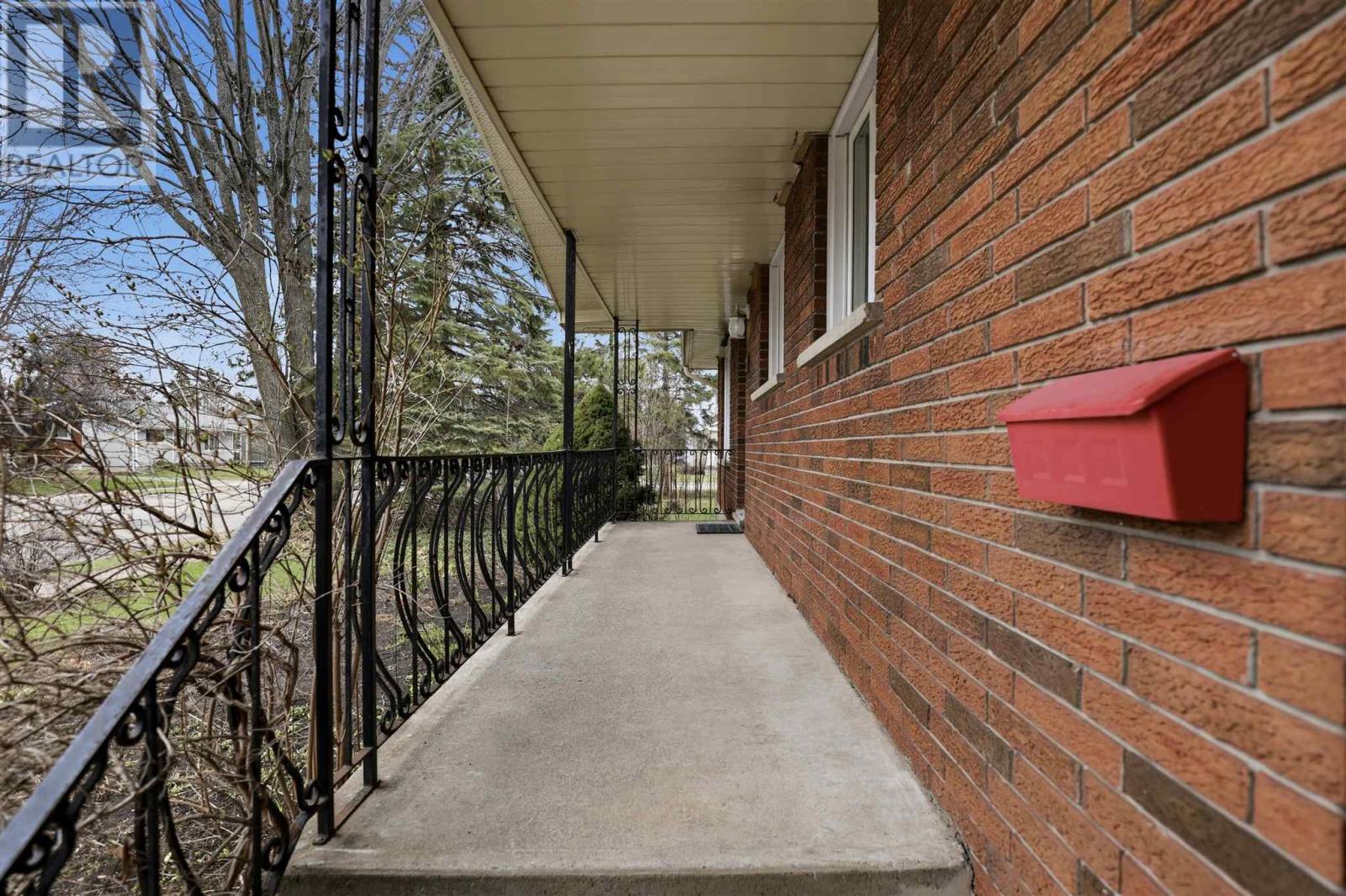 221 Chambers Ave, Sault Ste. Marie, Ontario  P6A 4V2 - Photo 3 - SM260914