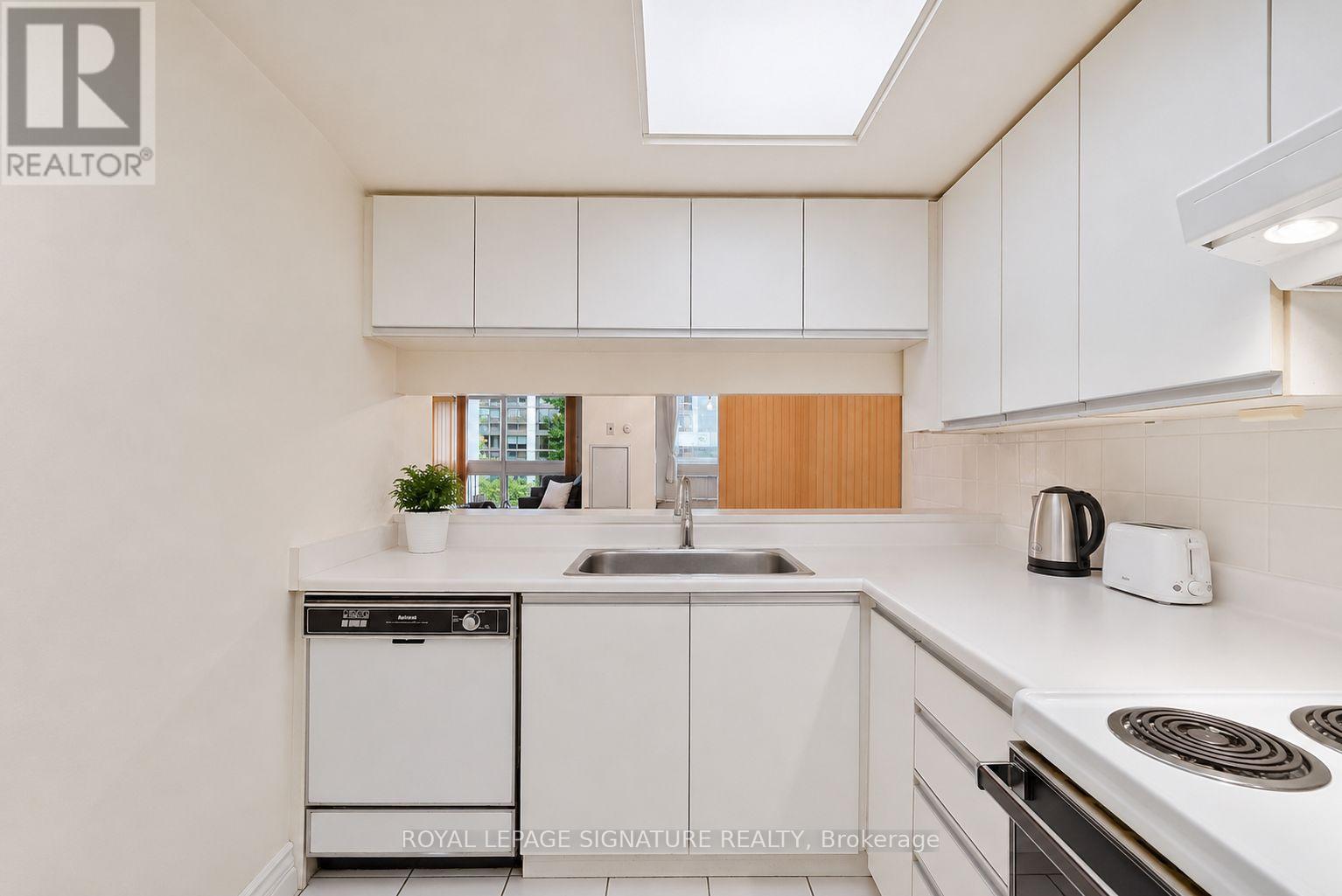 205 - 5 Kenneth Avenue, Toronto, Ontario  M2N 6M7 - Photo 6 - C13097500