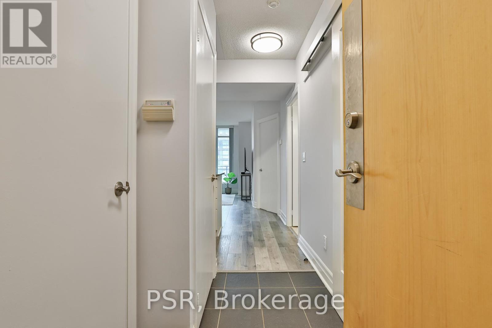 1011 - 8 Scollard Street, Toronto, Ontario  M5R 1M2 - Photo 2 - C13097636