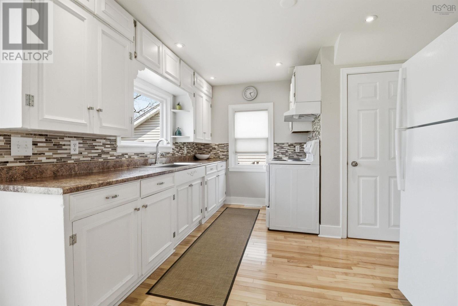 27 Springvale Avenue, Halifax, Nova Scotia  B3N 2A3 - Photo 10 - 202610054