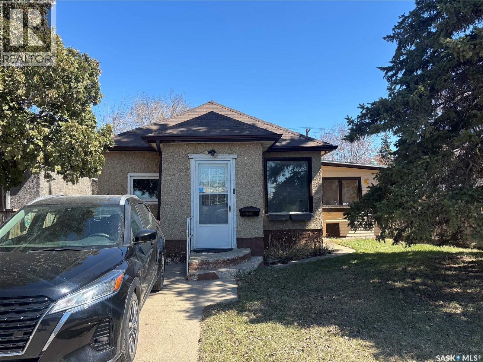 906 Weldon Avenue, Saskatoon, Saskatchewan  S7M 2V6 - Photo 1 - SK035178