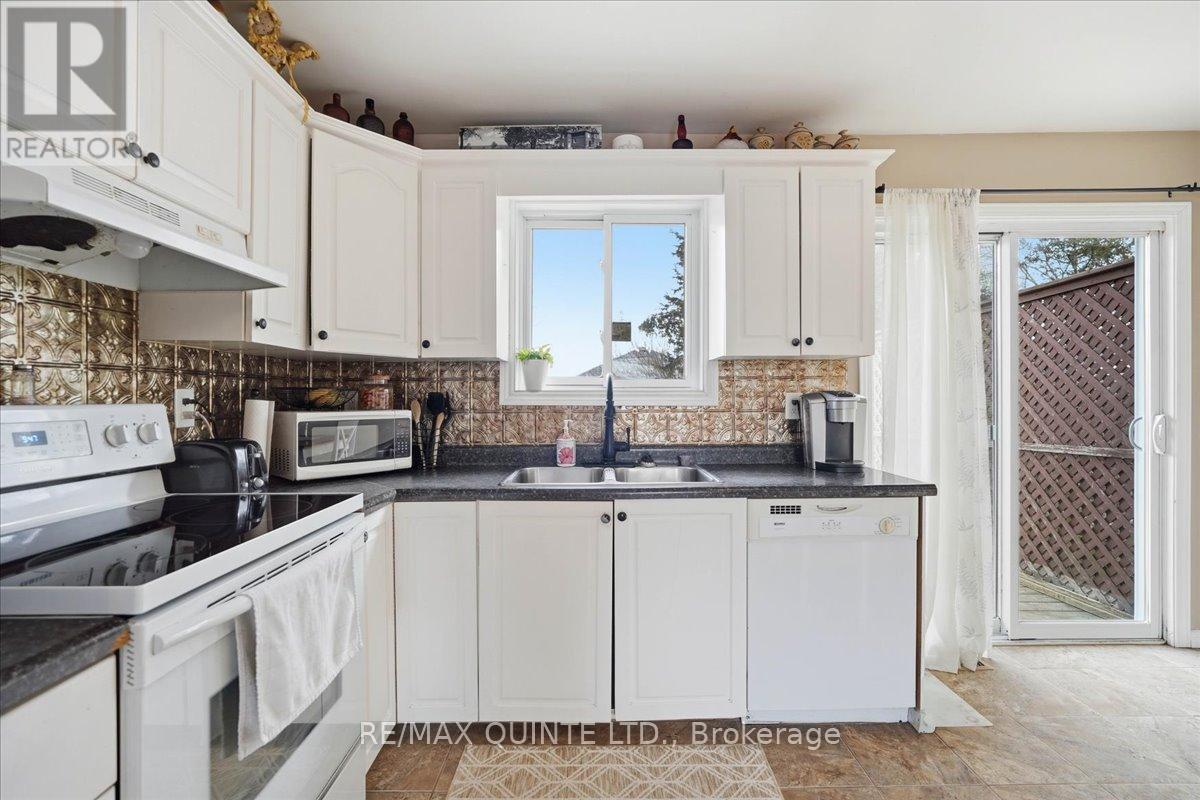 4 Harbourview Crescent, Prince Edward County, Ontario  K0K 3L0 - Photo 12 - X12883804