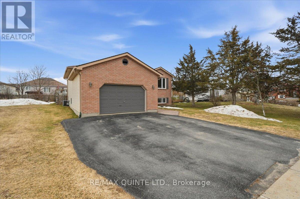 4 Harbourview Crescent, Prince Edward County, Ontario  K0K 3L0 - Photo 2 - X12883804
