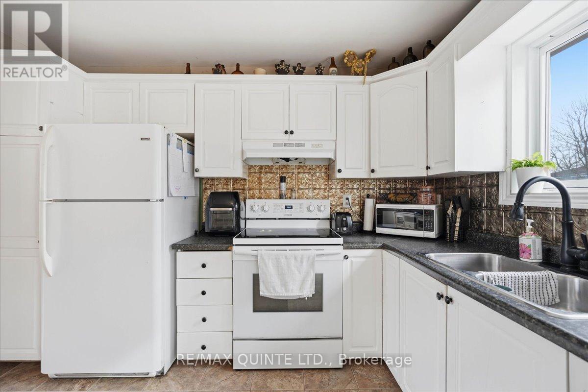 4 Harbourview Crescent, Prince Edward County, Ontario  K0K 3L0 - Photo 13 - X12883804