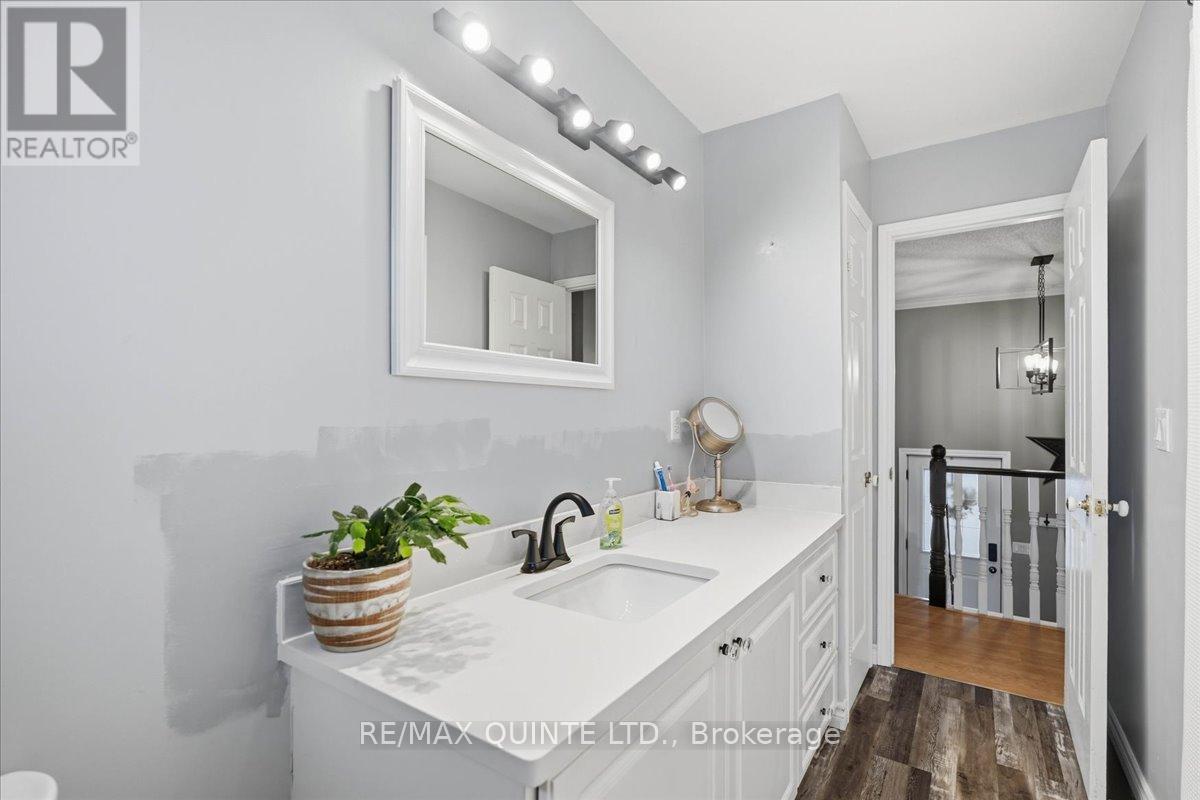 4 Harbourview Crescent, Prince Edward County, Ontario  K0K 3L0 - Photo 15 - X12883804