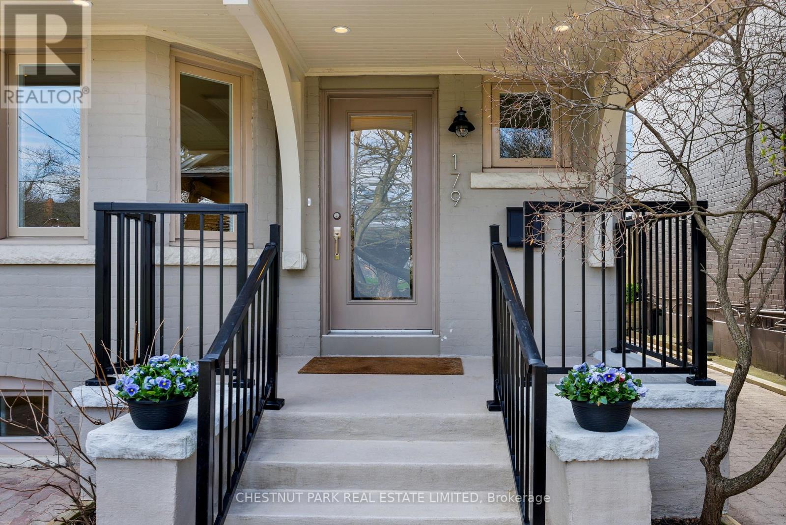 179 Glendonwynne Road, Toronto, Ontario  M6P 3E8 - Photo 2 - W13097540