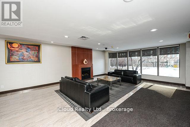 202 - 145 Hillcrest Avenue, Mississauga, Ontario  L5B 3Z1 - Photo 3 - W13097788