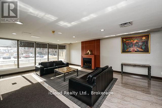 202 - 145 Hillcrest Avenue, Mississauga, Ontario  L5B 3Z1 - Photo 4 - W13097788