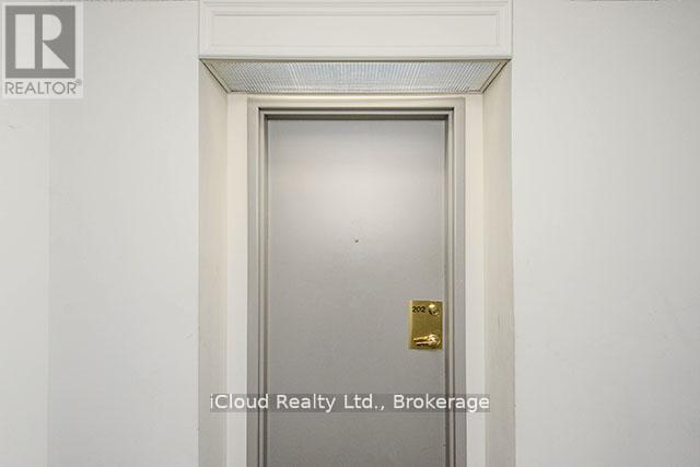 202 - 145 Hillcrest Avenue, Mississauga, Ontario  L5B 3Z1 - Photo 6 - W13097788