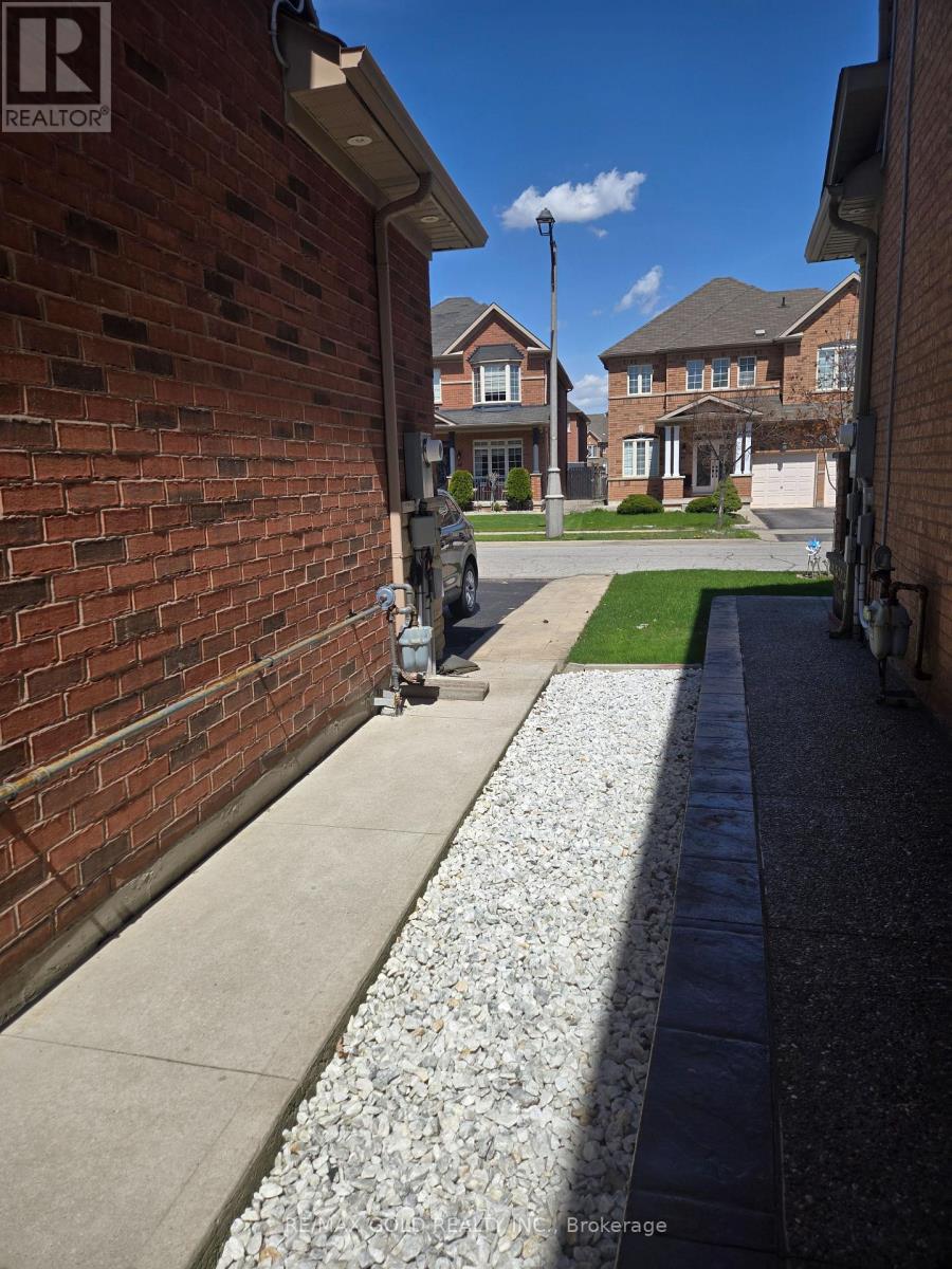 75 Executive Court, Brampton, Ontario  L6R 0L5 - Photo 3 - W13097594