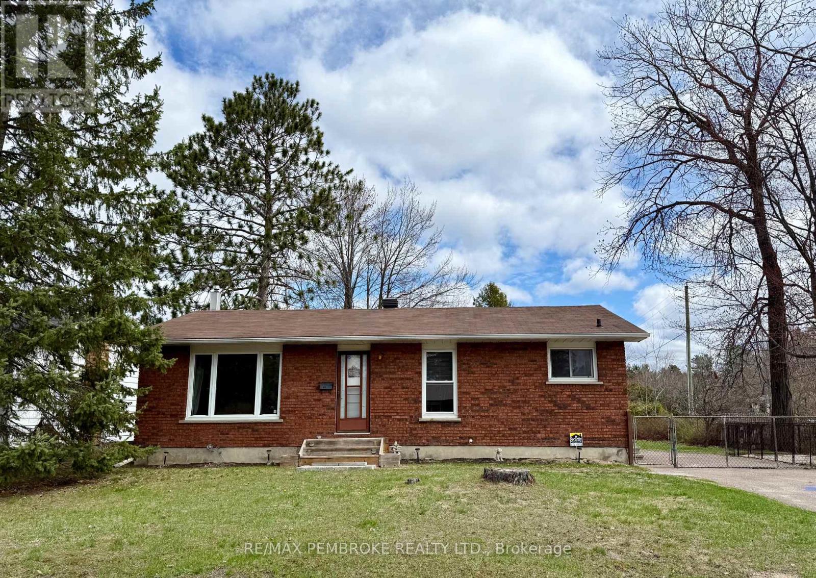 114 HEMLOCK STREET, Petawawa, Ontario