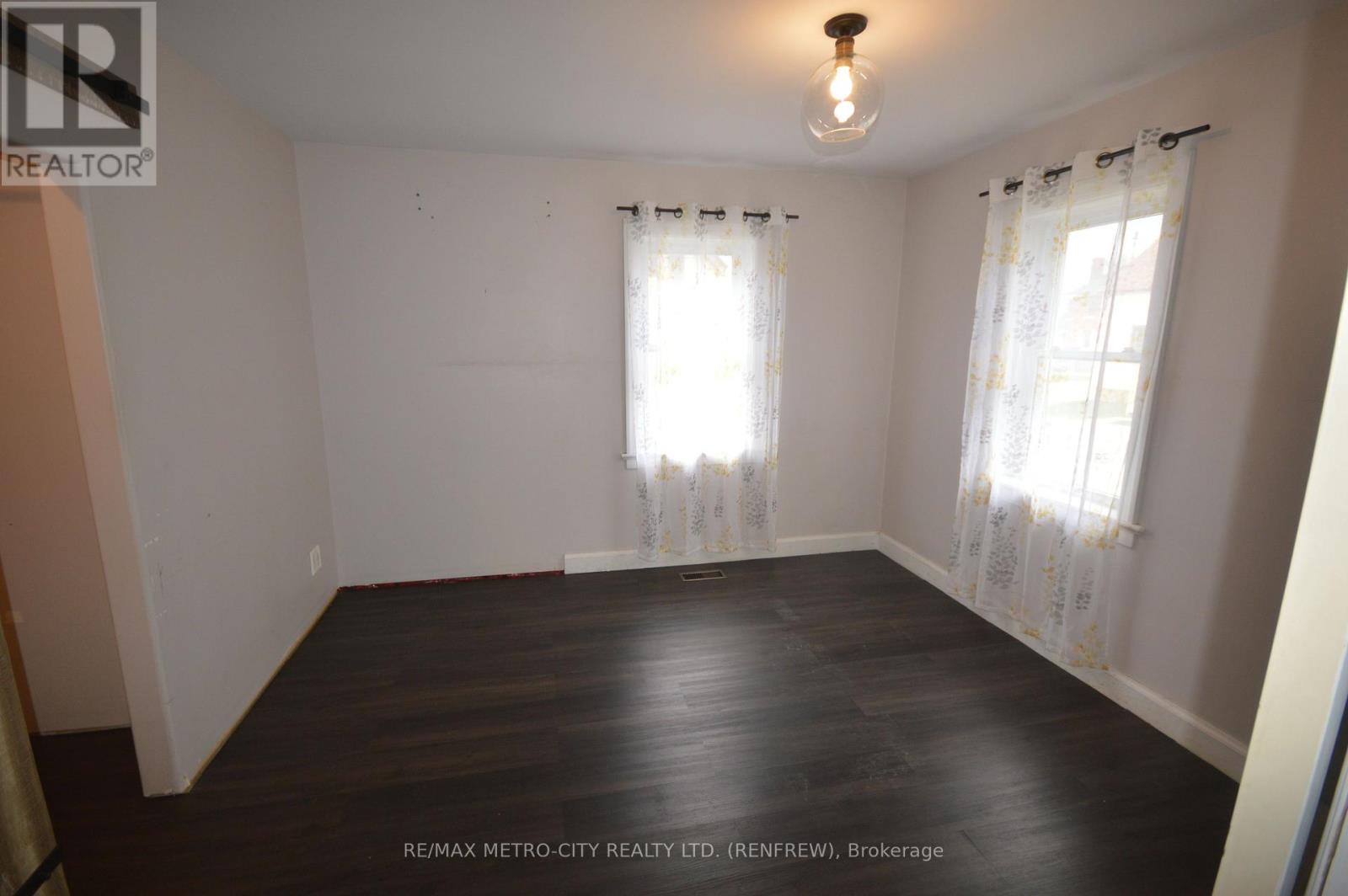 143 Munroe Avenue W, Renfrew, Ontario  K7V 3L2 - Photo 2 - X13097972