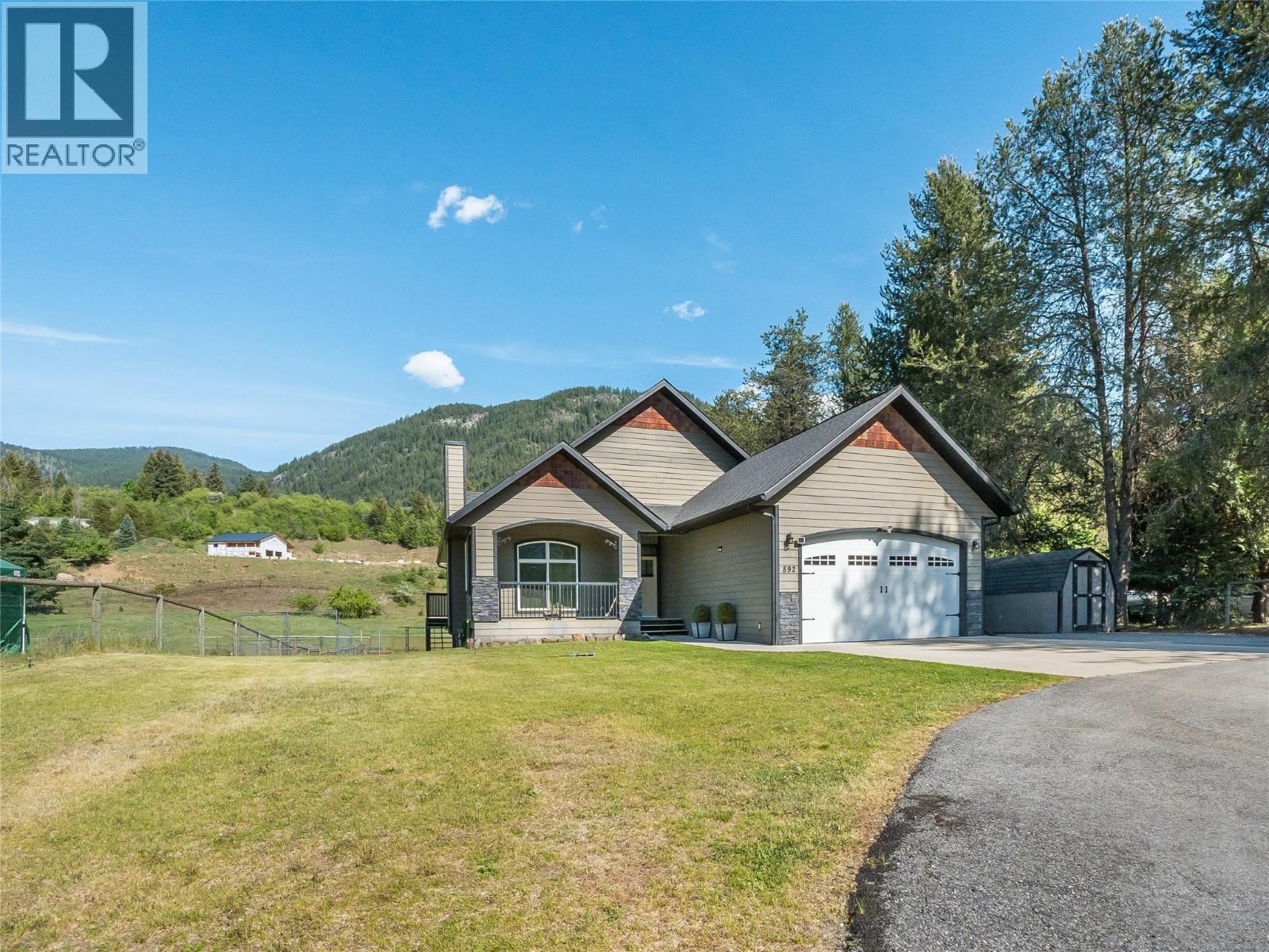 892 Waterloo Road, Castlegar, British Columbia