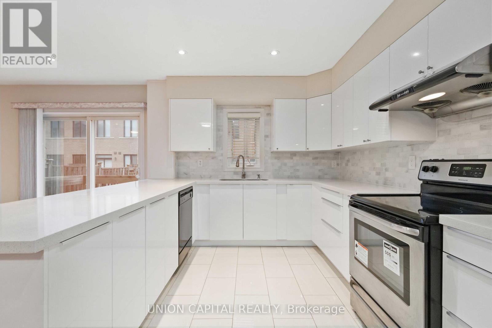 25 Maple Ridge Crescent, Markham, Ontario  L6E 1V3 - Photo 6 - N13097912