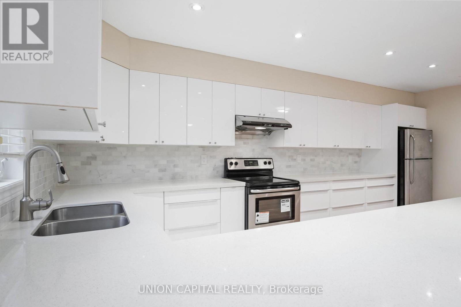 25 Maple Ridge Crescent, Markham, Ontario  L6E 1V3 - Photo 8 - N13097912