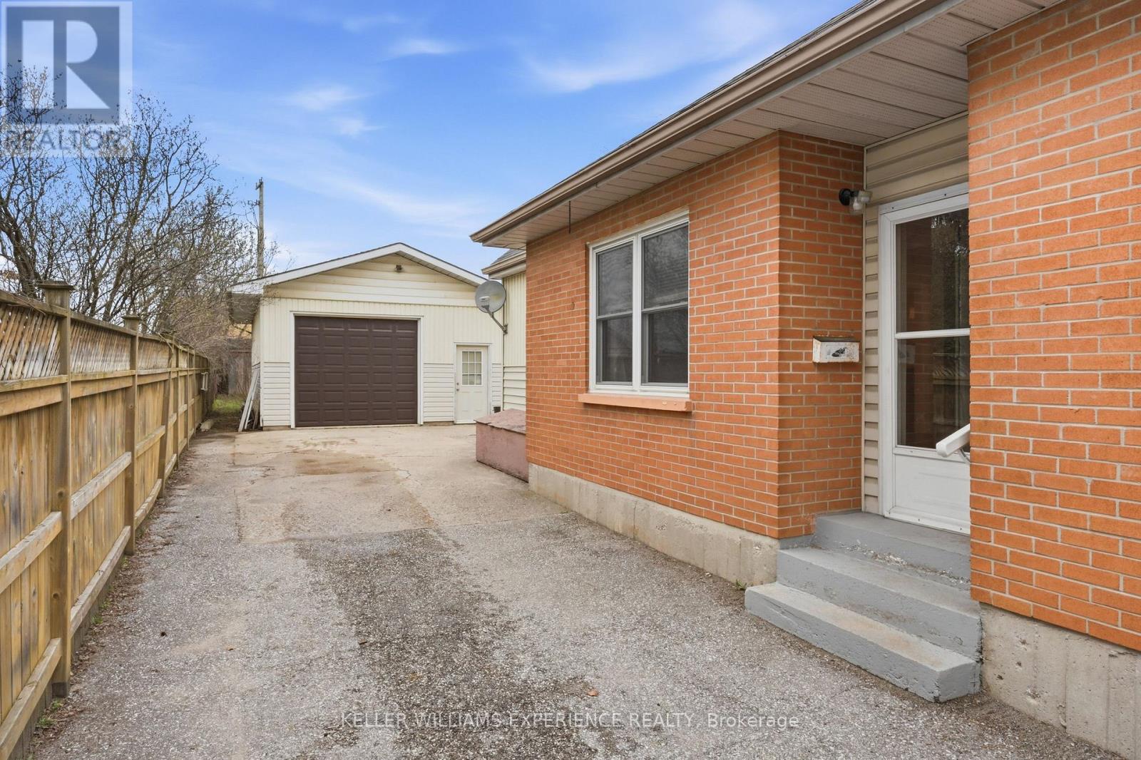 98 Donald Street, Barrie, Ontario  L4N 1E3 - Photo 2 - S13097834