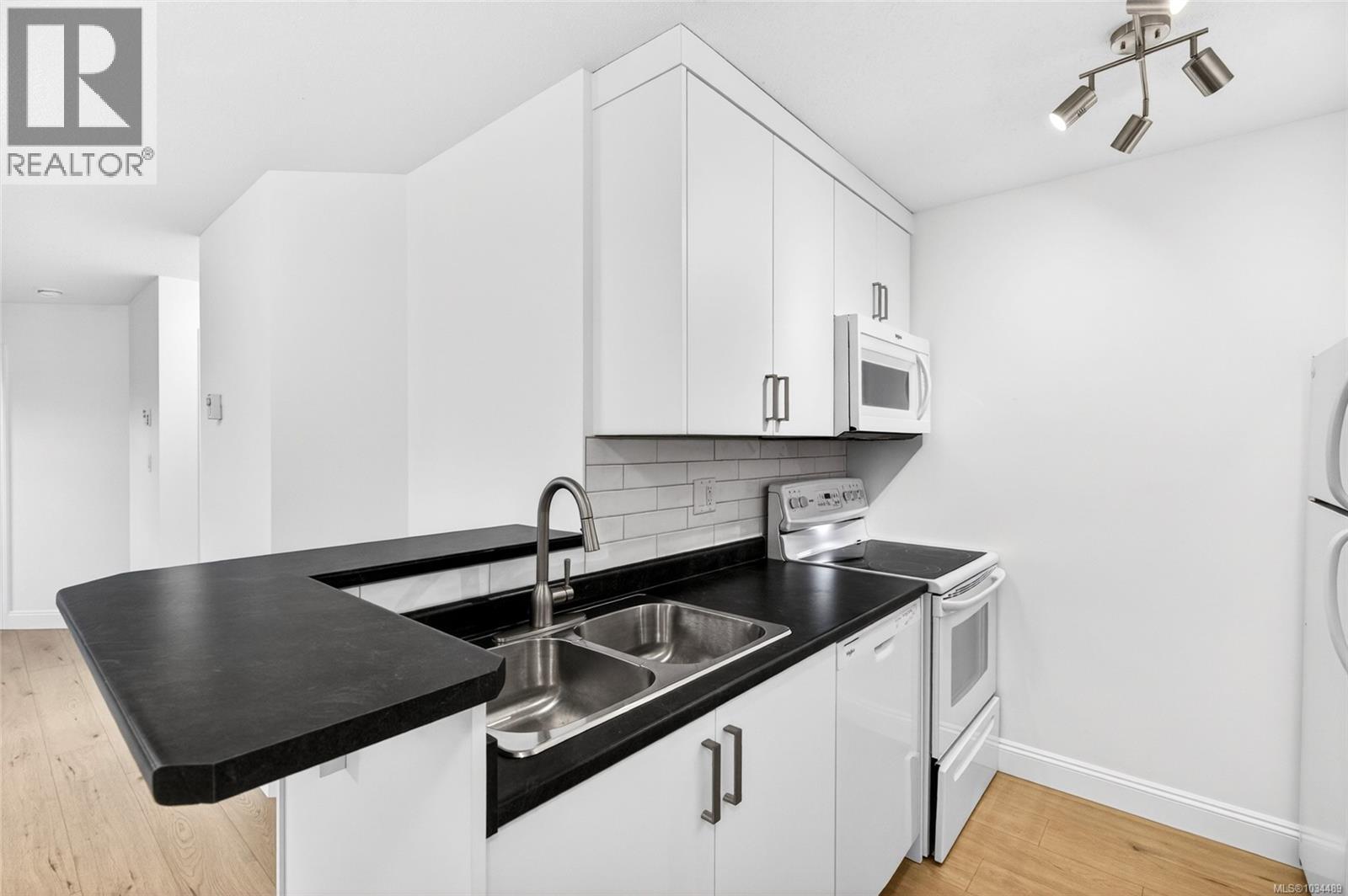 108 2560 Wark St, Victoria, British Columbia  V8T 4G8 - Photo 16 - 1034489