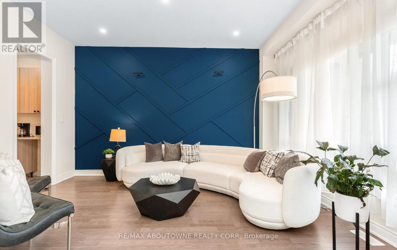 3294 Millicent Avenue, Oakville, Ontario  L6H 0V9 - Photo 4 - W13097830