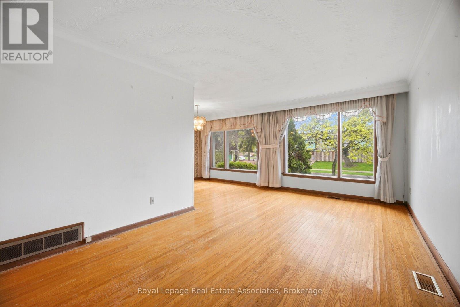 193 Kingsview Boulevard, Toronto, Ontario  M9R 1V7 - Photo 11 - W13097872