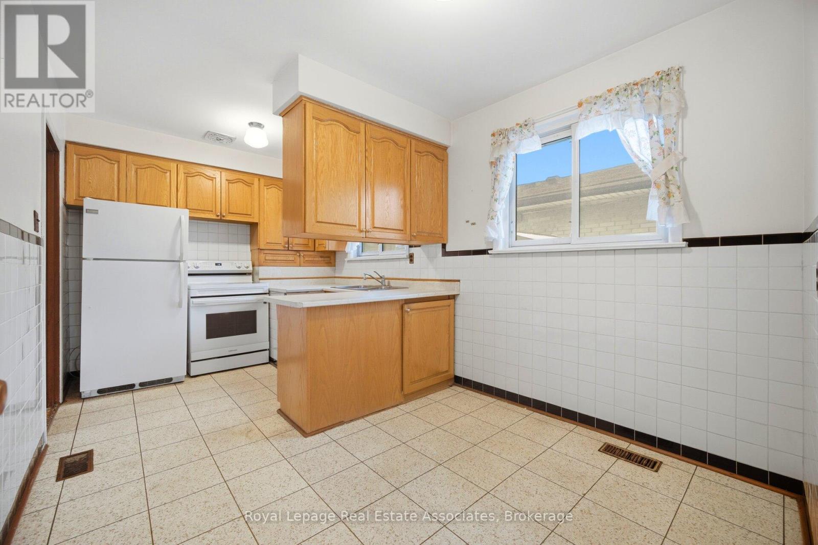 193 Kingsview Boulevard, Toronto, Ontario  M9R 1V7 - Photo 18 - W13097872