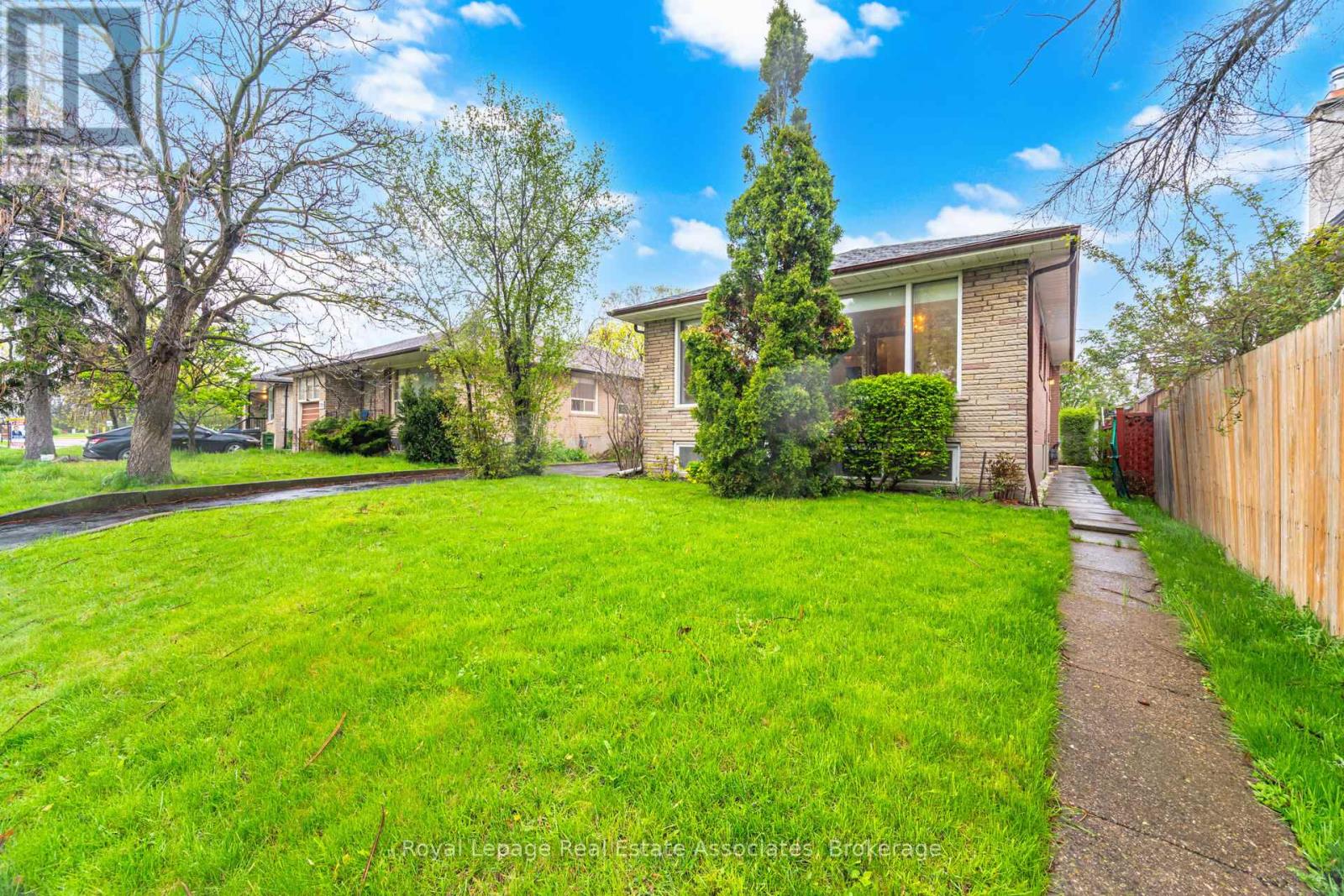 193 Kingsview Boulevard, Toronto, Ontario  M9R 1V7 - Photo 2 - W13097872