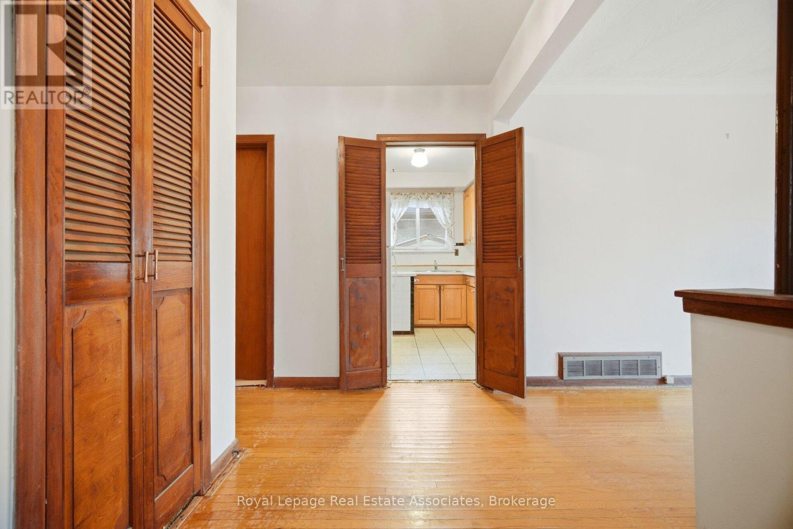 193 Kingsview Boulevard, Toronto, Ontario  M9R 1V7 - Photo 8 - W13097872