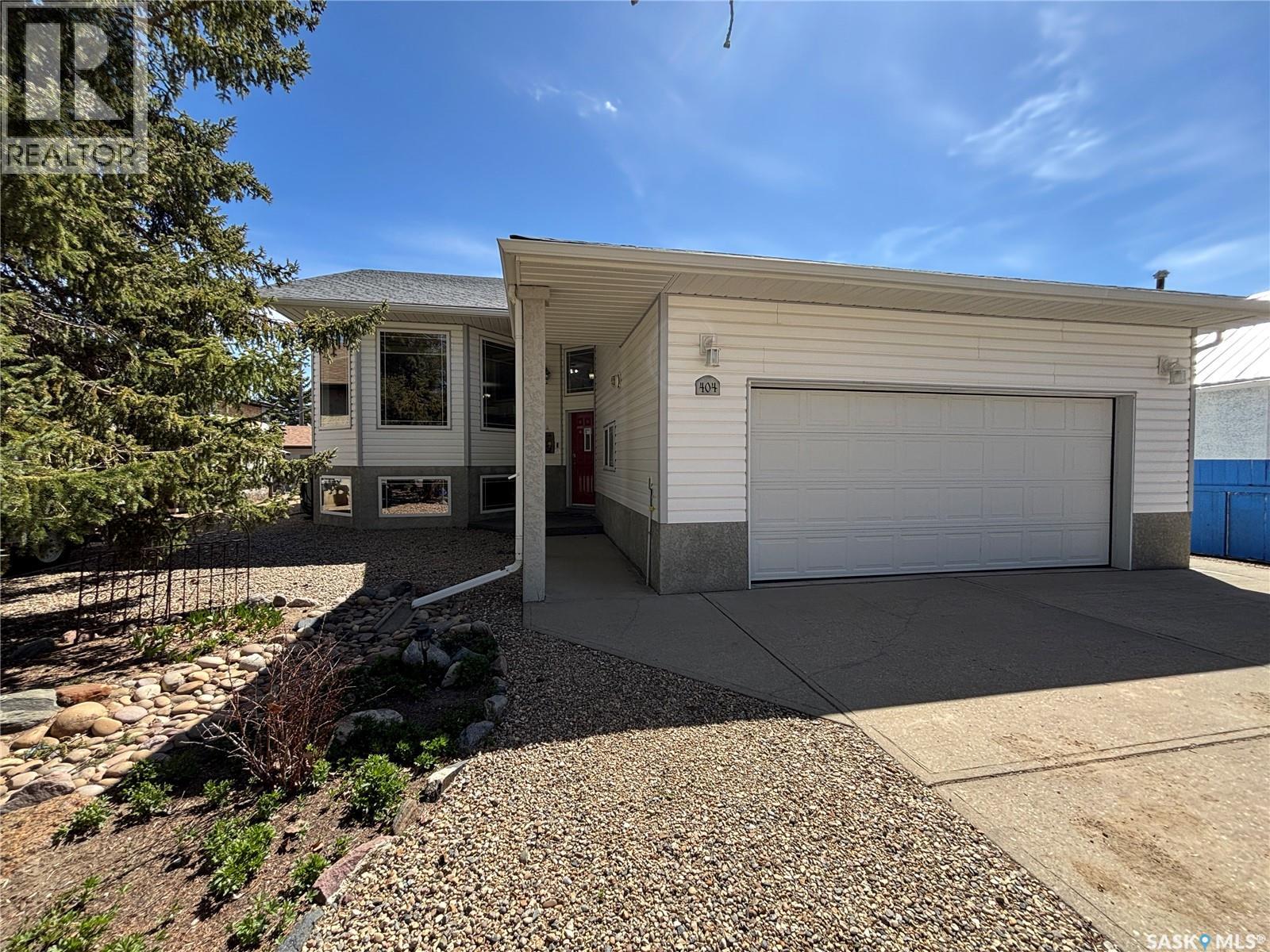 404 Herbert Street, Maple Creek, Saskatchewan  S0N 1N0 - Photo 1 - SK035151