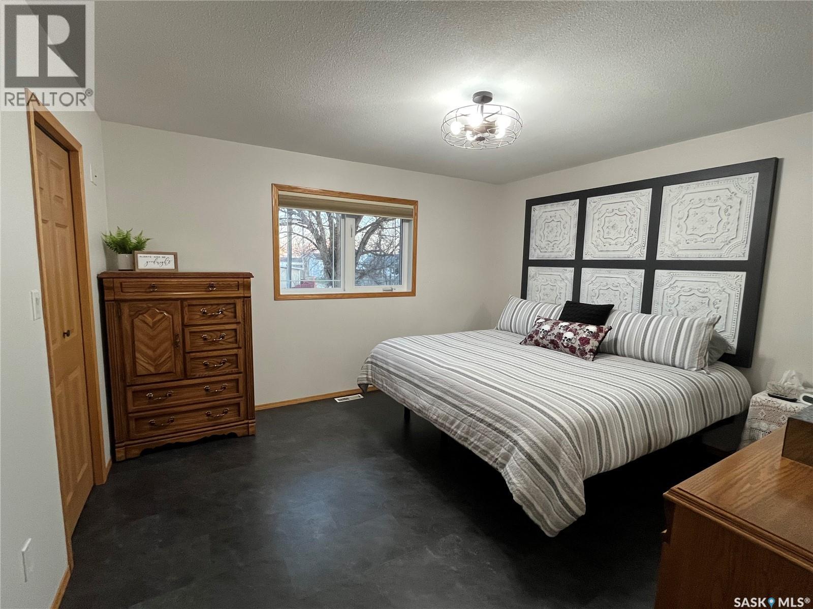 404 Herbert Street, Maple Creek, Saskatchewan  S0N 1N0 - Photo 27 - SK035151