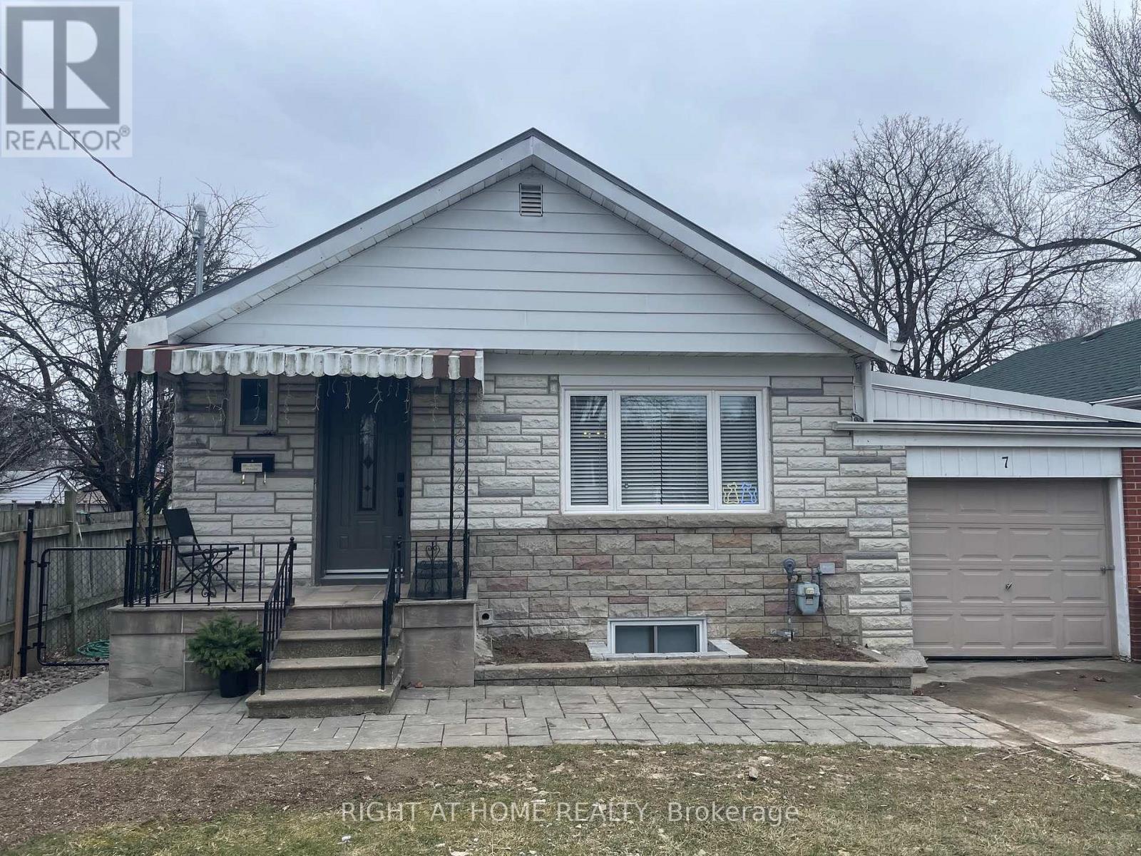 7 Bassett Avenue, Toronto, Ontario  M1L 2A2 - Photo 2 - E13094394